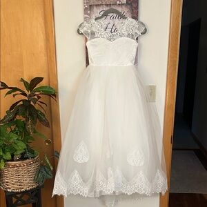 NWOT White flower girl dress. Tags states Y 8-9